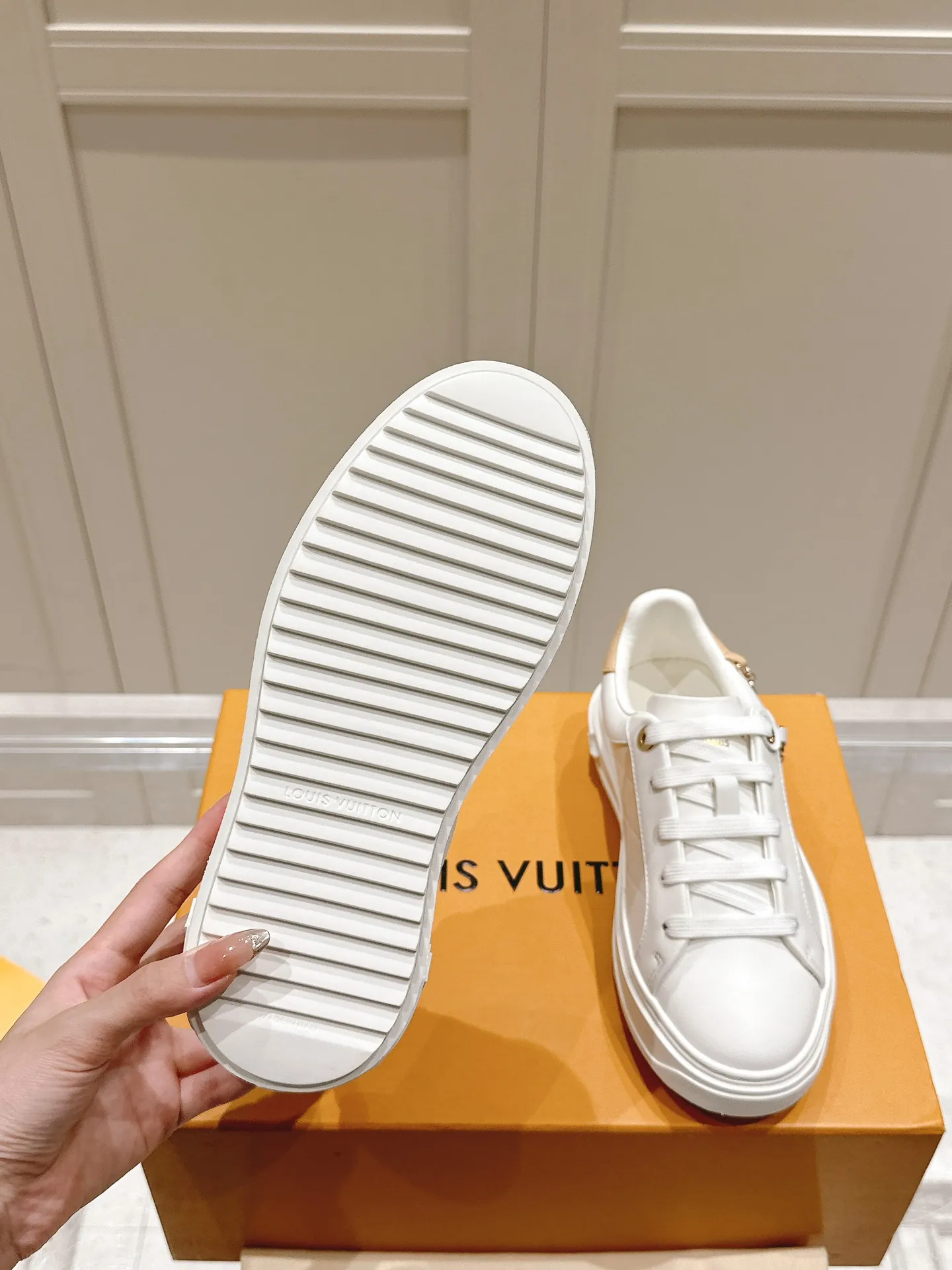 👟👟Ex-factory price 560👟👟 LV new white shoes, four-leaf clover🍀sunflower🌞 charm, add naughty and lively color to simple white shoes, easy to wear and durable, code number: 35+40 (41 customized)